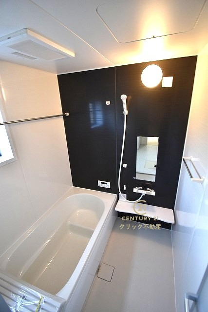 リーブルガーデン  日立市東大沼町　第1　1の浴室|浴槽への出入りが安全な低床タイプのユニットバスです。洗い場は滑りにくい速乾床ですので、お子様やご高齢の方にも安心です。自動お湯張りに追焚機能付きのオートバスです。