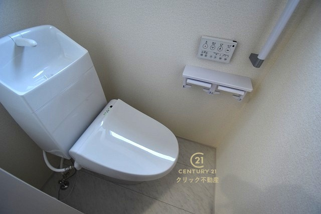 リーブルガーデン  日立市東大沼町　第1　1のトイレ|毎日使う空間と機能だから、いつまでも清潔なスペースであってほしいのがトイレです。お掃除しやすいシンプルなデザインです。