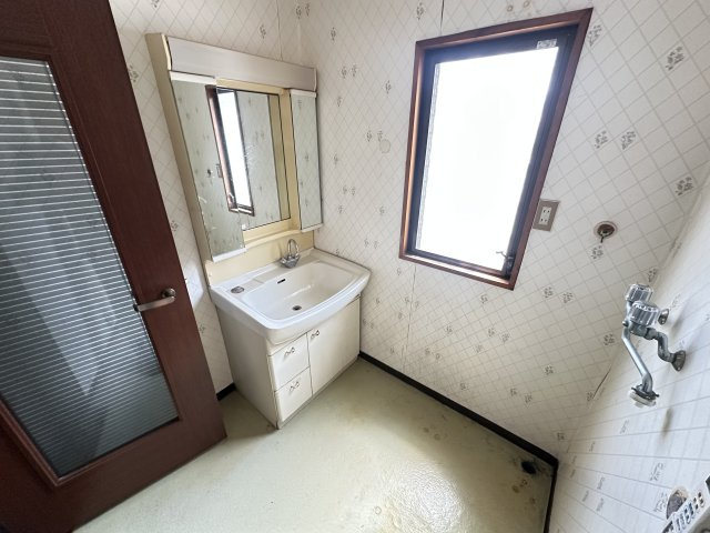 【独立洗面台】 | 泉大津市千原町2丁目戸建 | 1階洗面所