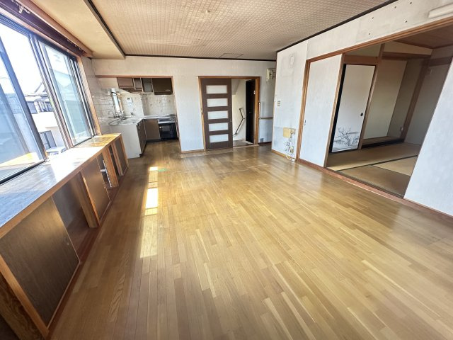 【居間・リビング】 | 泉大津市千原町2丁目戸建 | LDK15.5帖