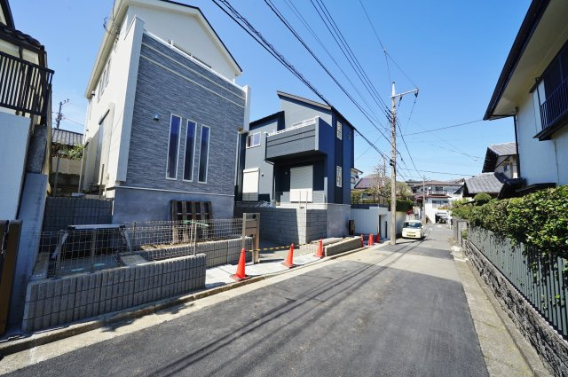 【横浜市旭区中沢3丁目53-3全2棟新築戸建て】★仲介手数料無料★（中沢小学校・旭中学校）の前面道路含む現地写真