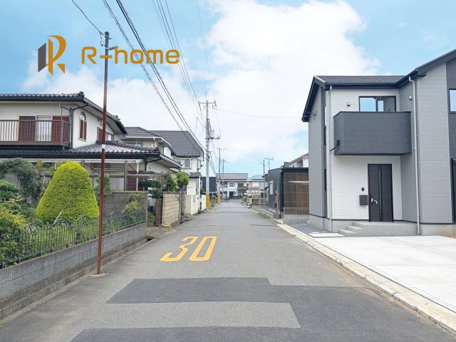つくば市南中妻4期　新築戸建て　2号棟の前面道路含む現地写真|堂々！建物完成♪実際のお部屋をご見学可能です♪
ご見学が一番の資料！お気軽にお問い合わせ下さい♪