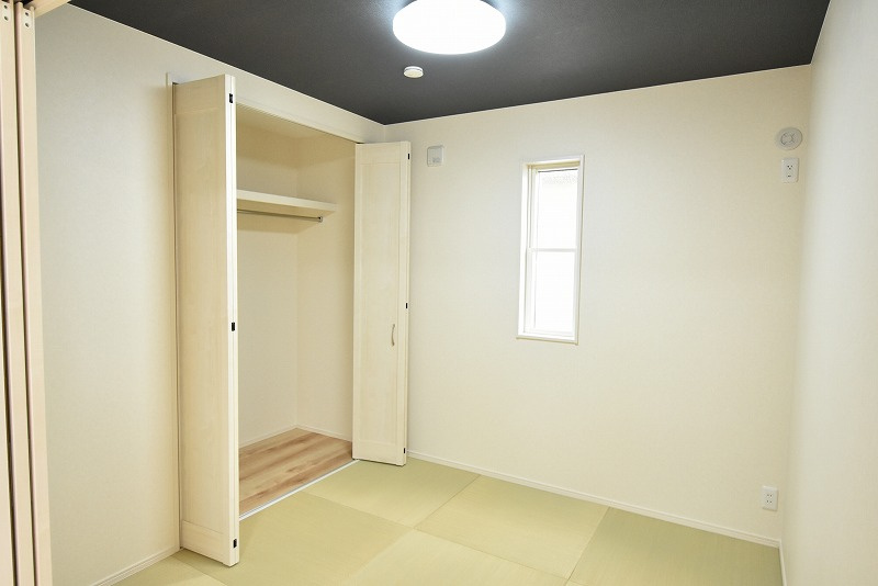 行田市深水町　分譲住宅　全４棟の和室|リビングの隣の和室4.5帖。収納も付いているので便利♪