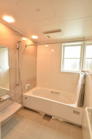 行田市深水町　分譲住宅　全４棟の浴室|お風呂は広めの1.25坪タイプ♪　家族で入っても余裕のある広さです♪　ホーロー壁パネルが特徴のタカラスタンダード製でお手入れもラクラク♪
