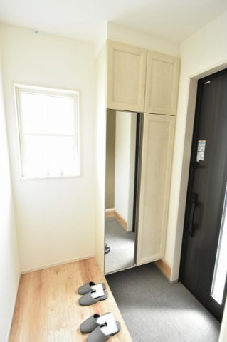行田市深水町　分譲住宅　全４棟の玄関|容量たっぷりの玄関収納はミラー付でお出かけ前の身だしなみチェックもバッチリです♪
