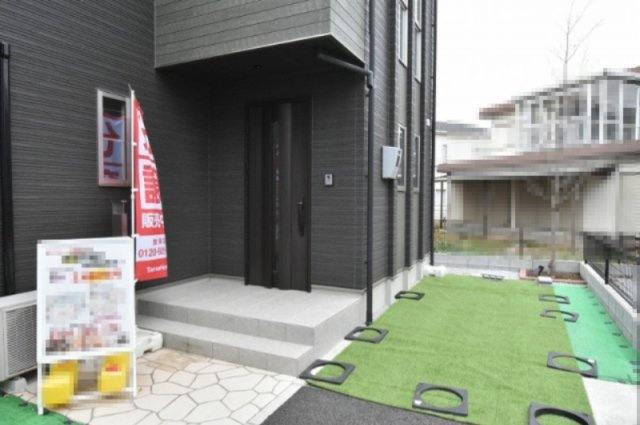 行田市深水町　分譲住宅　全４棟の外観|屋根付きの広い玄関ポーチは雨の日でも鍵の開け閉めラクラク♪