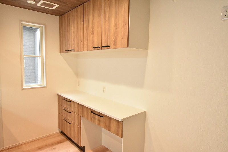 行田市深水町　分譲住宅　全４棟のキッチン|キッチンカップボードも付いているのでオプション要らず♪