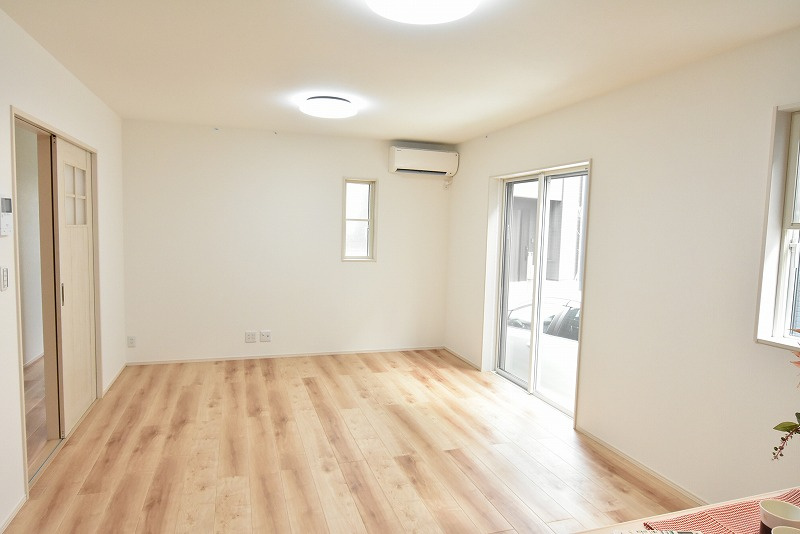 行田市深水町　分譲住宅　全４棟の居間・リビング|日当たり良好なリビングはLDKで16帖の広さ♪　床も明るい色の木目調になっています。