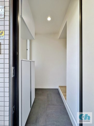 ファミリーポート荒井 302号室の玄関