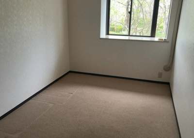 【寝室】 | エステヴィラ７号棟 | 寝室でゆっくりと過ごすためにはベッド周りの適度な空間を担保することや窓の位置、照明の明るさ、寝室の広さなどを考える必要があります。自身や家族の構成とライフスタイルに併せて寝室にする部屋を選びましょう！