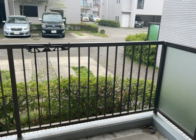 【バルコニー】 | エステヴィラ７号棟 | バルコニーは、室外の専用スペースのうち、「屋根がなく開放された空間」であるものを指します。ベランダより広いタイプのものが多く、日当たりもよいため家庭菜園などを楽しみたい人にとって適した環境となります。