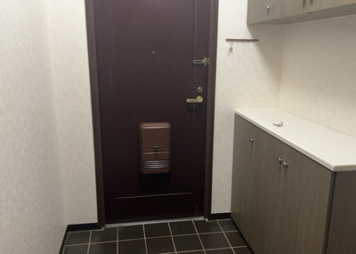 【玄関】 | エステヴィラ７号棟 | 玄関は家の顔でもあり、家族以外の目にも止まる場所です。玄関は外との間を仕切る扉、靴などをしまっておく収納スペース、靴脱ぎのたたきスペース、来客とのやり取りをするドアホンなど複数のアイテムからなります。
