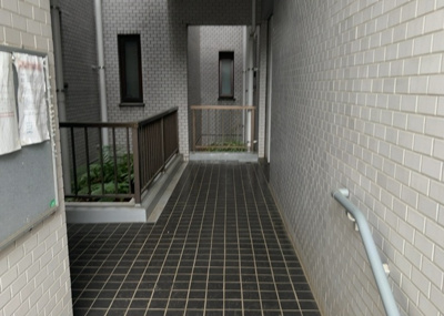 【エントランス】 | エステヴィラ７号棟 | マンションのエントランスには、もともと風よけや防犯の役割がありますが、マンションによって宅配ボックスなどの設備が備わっている所もあります。日々の生活をイメージしながら生活しやすさをチェックしましょう。