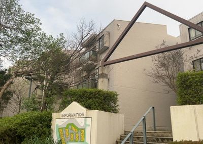 【現況写真】 | エステヴィラ７号棟 | 外観はマンション管理がされているかの目安になります。築年数が古いと、壁面は劣化してひび割れが生じることも！建物が古びていても細かいところが修繕されていると、きちんと管理されているなぁと感じるでしょう。