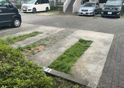 【駐車場】 | エステヴィラ７号棟 | 車一台あたりに必要なスペースは、標準サイズの普通自動車で横幅2m50cm、長さ5mは必要になります。ただし、乗降のことも考慮して横幅3m30cm、長さ5m50cmほどは確保できるところを選びましょう。