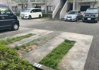【駐車場】 | エステヴィラ７号棟 | 駐車場と明記されていても、最小スペースでつくられた駐車場だと大型車は駐車できなかったり、出入りしにくくなったりする可能性があります。お車のサイズと購入したい物件の駐車場のサイズを現地で確認しましょう。