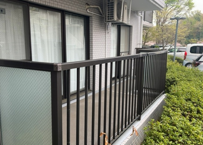 【庭】 | エステヴィラ７号棟 | 物件によっては、入居者が個人的に使用できる専用庭がついているものもあります。また、住宅の中にある土間の部分を庭と呼ぶこともあります。庭の用途は住む人によって変わり、それによってデザインもさまざまです。
