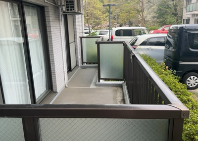 【中庭】 | エステヴィラ７号棟 | 中庭（パティオ）とは、一つの建築物の内部に設けられた、壁などで囲われている庭のことを指します。コの字型、ロの字型が主流ですが、L字型の中庭もあります。最近では、インテリア性の高さからも人気があります。