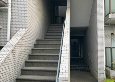 【設備】 | エステヴィラ７号棟 | 共有部分は、住民なら誰もが使える設備のこと。例えば駐車場やエレベーター、インターネット設備、セキュリティ設備などがあります。他にも、マンションの廊下・外部階段やエントランス・ゴミ置き場などがあります。