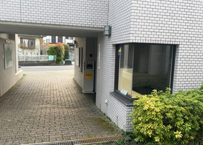 【受付】 | エステヴィラ７号棟 | 受付はマンションコンシェルジュがいる場合もあれば、管理人が滞在する小部屋を総称して呼ぶことがあります。主にエントランスに設置されていることから、防犯面でも期待ができます。防犯設備がない場合はより安心！