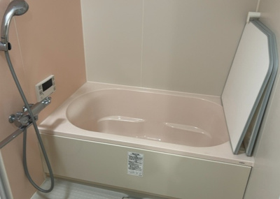 【浴室】 | エステヴィラ７号棟 | 入浴時の快適さも大事なことですが、綺麗な状態を維持できなければ気持ちよく入浴できません。毎日の掃除が楽という点は大事なポイントになります！カビが生えにくく掃除がしやすい、壁や浴槽を選ぶといいでしょう。
