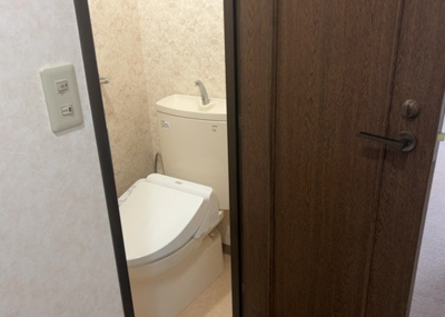 【トイレ】 | エステヴィラ７号棟 | トイレは大きさや形、機能、抗菌性などが異なる多種多彩なタイプが各メーカーから出ています。それぞれに良さがあるため、事前にどういったタイプのトイレがいいのかをご家庭内で決めて、内見に行くといいでしょう。