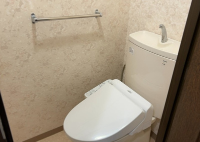 【トイレ】 | エステヴィラ森の里７号棟 | トイレは大きさや形、機能、抗菌性などが異なる多種多彩なタイプが各メーカーから出ています。それぞれに良さがあるため、事前にどういったタイプのトイレがいいのかをご家庭内で決めて、内見に行くといいでしょう。
