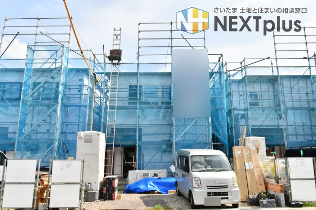 蓮田市西新宿　全4棟　2号棟の外観パース|モダンなモノトーン調の全4棟が誕生。2号棟（左から2番目）は、並列3台駐車可能なゆとりある敷地が魅力です。統一感のある美しい街並みが、住まう方のステータスと新しい暮らしへの期待感を高めます。