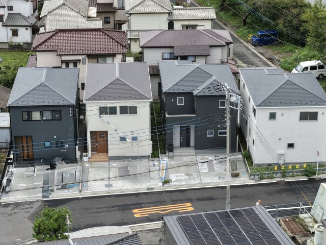 蓮田市西新宿　全4棟　2号棟の外観パース|モダンなモノトーン調の全4棟が誕生。2号棟（左から2番目）は、並列3台駐車可能なゆとりある敷地が魅力です。統一感のある美しい街並みが、住まう方のステータスと新しい暮らしへの期待感を高めます。