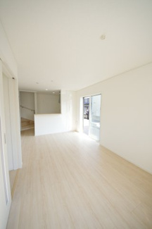 【居間・リビング】 | 【仲介手数料無料！！】府中市小柳町1丁目　新築戸建て（全2棟）1号棟　5390万円