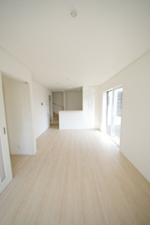 【居間・リビング】 | 【仲介手数料無料！！】府中市小柳町1丁目　新築戸建て（全2棟）1号棟　5390万円