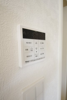 【発電・温水設備】 | 【仲介手数料無料！！】府中市小柳町1丁目　新築戸建て（全2棟）1号棟　5390万円 | 給湯器リモコン