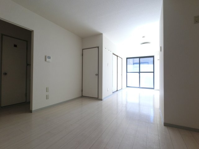 メゾンエルベットAの居間・リビング|※同建物　別室写真