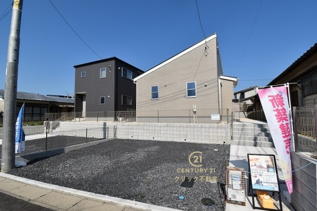 リーブルガーデン  日立市東大沼町　第1　2の駐車場|並列駐車可能なカースペースを確保。毎日のお車の出し入れがストレスなく行えます！
内覧可能です。ご予約はHPから、またお電話でも、お気軽にどうぞ。