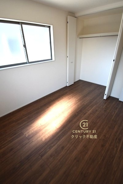 リーブルガーデン  日立市東大沼町　第1　2の洋室|折戸を開くと壁面クローゼット。衣類が横一列に並ぶためひと目で洋服が選びやすい！衣類をたくさんお持ちの方もスッキリ片付きます♪