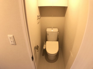 温水洗浄便座機能付きのトイレです♪