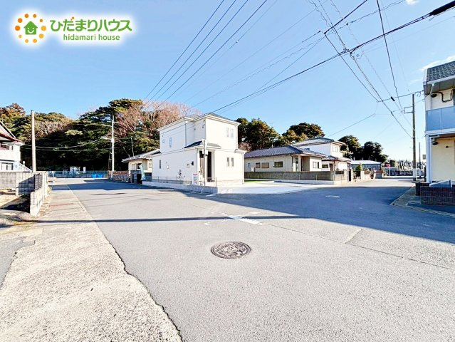 【前面道路含む現地写真】 | ひたちなか市相金町13番　新築戸建 | 落ち着いた住環境が魅力的です☆