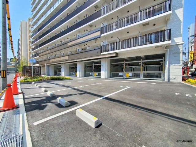 スプランディッド十三本町 仲介手数料無料の駐車場