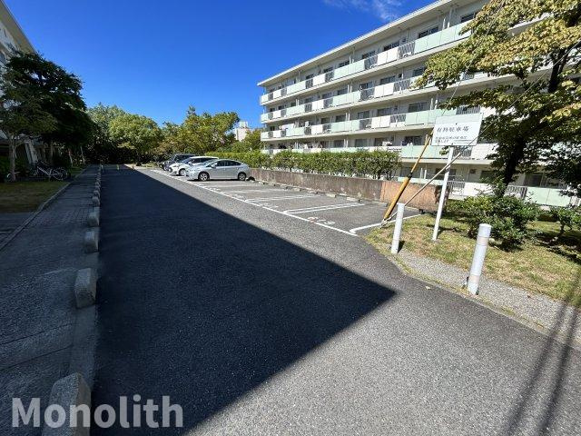 光明台27号棟の駐車場