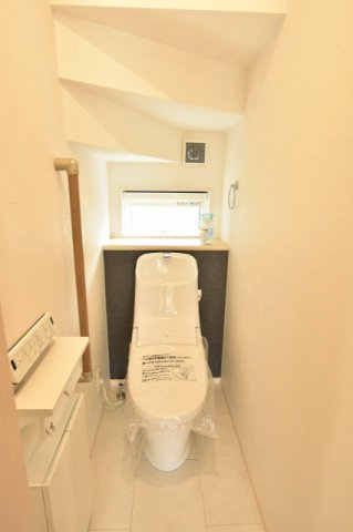 行田市深水町　分譲住宅　全４棟のトイレ|1階のトイレ。　フチなしタイプのLIXIL製でお掃除もしやすい仕様です♪　収納も付いていて便利♪