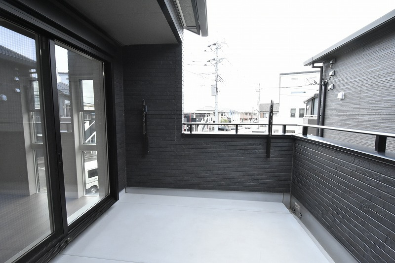 行田市深水町　分譲住宅　全４棟のバルコニー|2部屋から出入りできるバルコニー