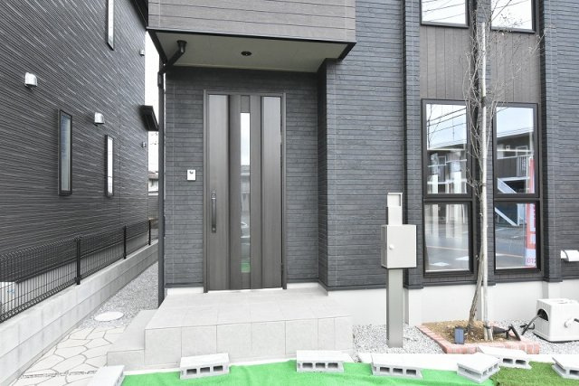 行田市深水町　分譲住宅　全４棟の外観|屋根付きの玄関ポーチは雨の日でも鍵の開け閉めラクラク♪