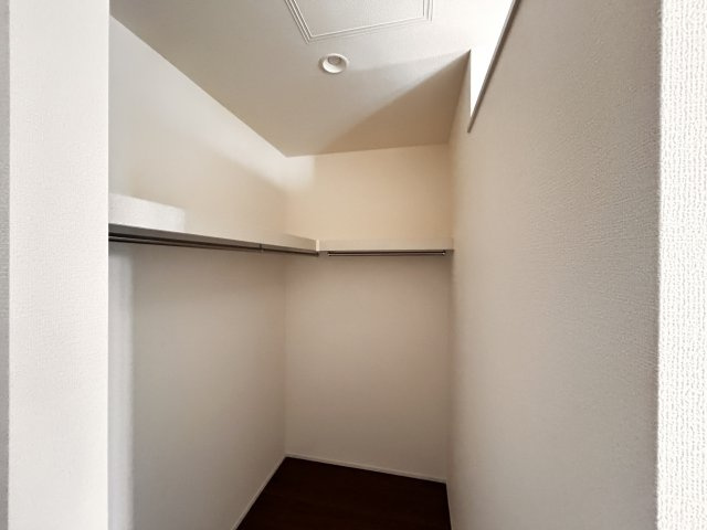 【LiveleGarden】下野市緑 第3 全2棟の収納|〇2号棟・2階5.2帖洋室〇
使いやすいクローゼット付きですので、洋服や小物をすっきり収納できてお部屋を広く使えます。
毎日の身支度も快適です♪
※2026年6月撮影