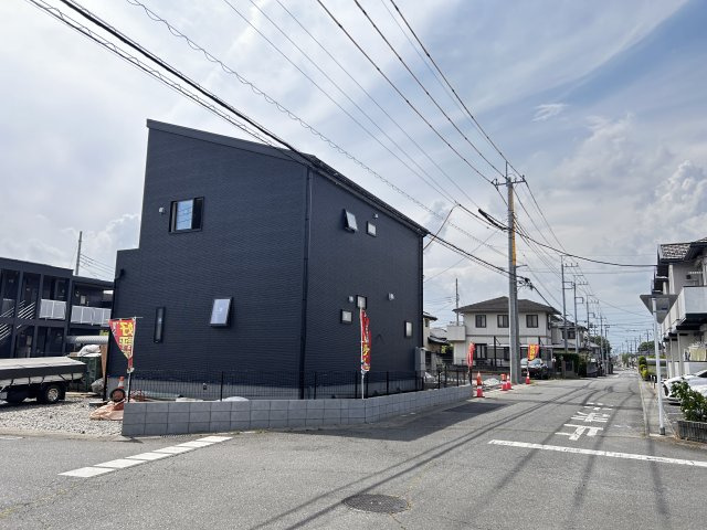 【LiveleGarden】下野市緑 第3 全2棟の前面道路含む現地写真|〇2号棟〇
まるでアイランドキッチンのようなLDKの2号棟。
水回り集中＆回遊間取で家事動線良好です♪
※2026年5月撮影
