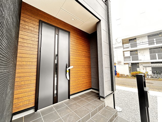 【LiveleGarden】下野市緑 第3 全2棟の玄関|〇2号棟　玄関ポーチ〇
TVモニター付インターホンで来客を事前確認でき、郵便受けはダイヤルロック式。
高い防犯性とプライバシーを両立した安心の玄関です！
※2026年6月撮影