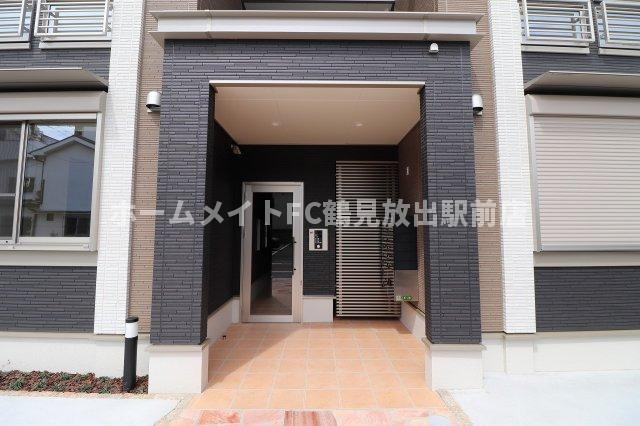 大阪市城東区諏訪４丁目のハイツのエントランス