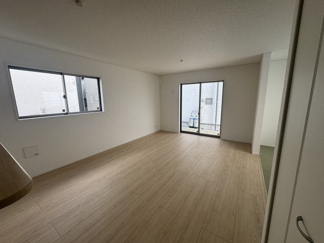 うるま市与那城屋慶名　第6（全4棟）1号棟の居間・リビング|1号棟　LDK16帖＋畳コーナー付き♪リビング階段＆リビング収納付き♪