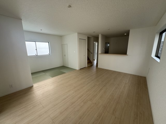 うるま市与那城屋慶名　第6（全4棟）1号棟の居間・リビング|1号棟　LDK16帖＋畳コーナー付き♪リビング階段＆リビング収納付き♪