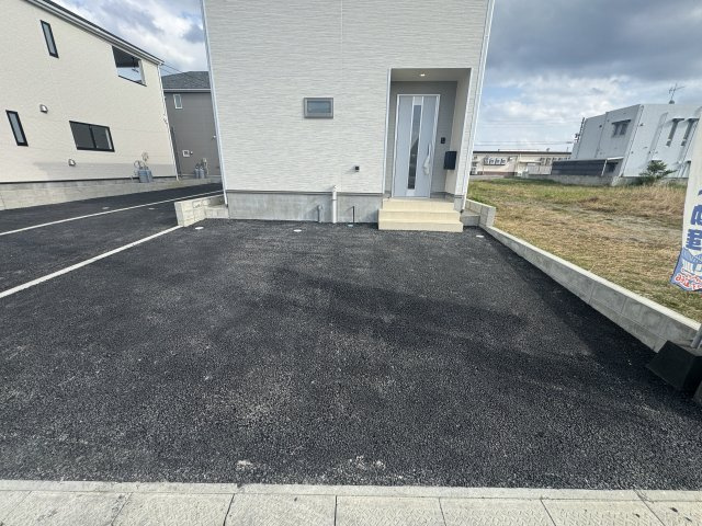 うるま市与那城屋慶名　第6（全4棟）1号棟の駐車場|1号棟　並列駐車2台完備♪EV車充電設備付き♪