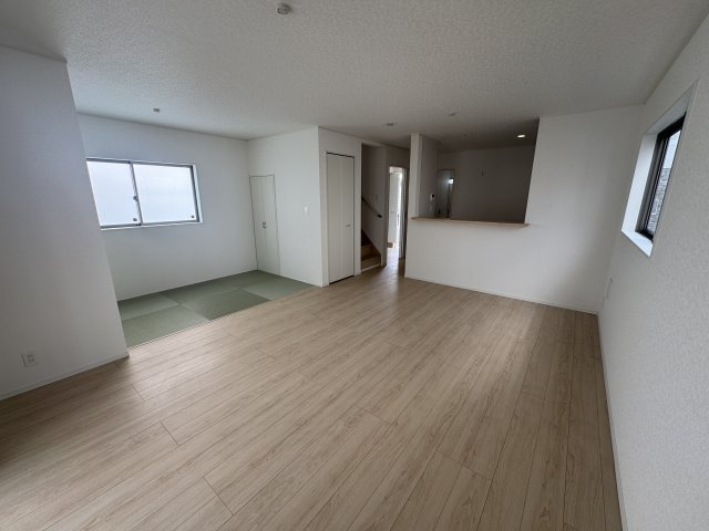 うるま市与那城屋慶名　第6（全4棟）1号棟の居間・リビング|1号棟　LDK16帖＋畳コーナー付き♪リビング階段＆リビング収納付き♪